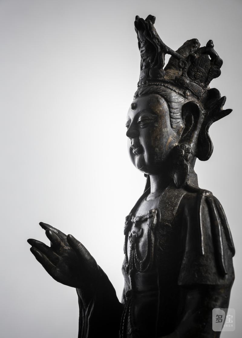 A large bronze figure of Guanyin seated on a lotus pedestal - 图5